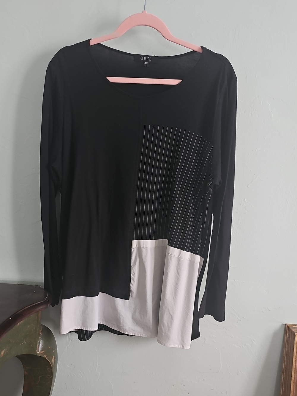 Black & White Mixed-Panel Long Sleeve Top by Comfy L